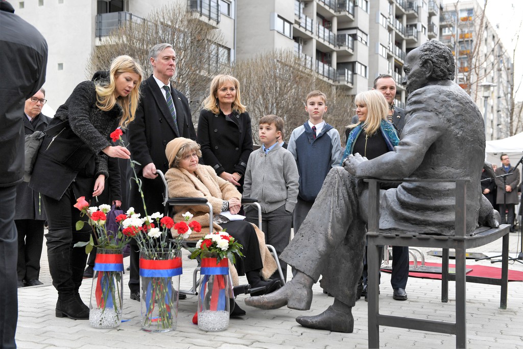 Tom Lantos Statue Unveiled In Hometown Budapest