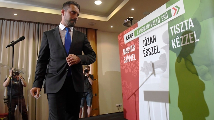 Video: Hungary Opposition Leaders Resign
