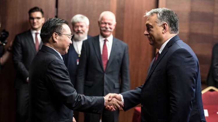 Orbán, Szijjártó Meet Chinese PM, CBank Head