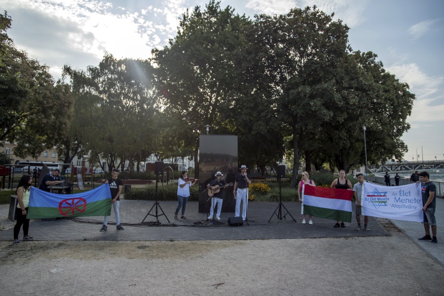 Roma Holocaust Commemorated In Budapest