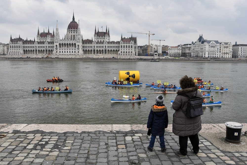 Video: Greenpeace Hungary's Floating Protest Against Nuclear Power Plant