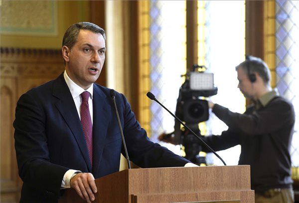 Local Opinion: Minister Lázár Says Migrants Make Vienna Suburb Dirty, Poor & Unsafe