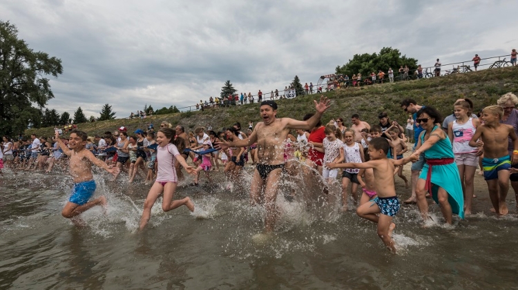 Hundreds Of Hungarians Take Part In WWF’s ‘Big Jump’ For Water Protection