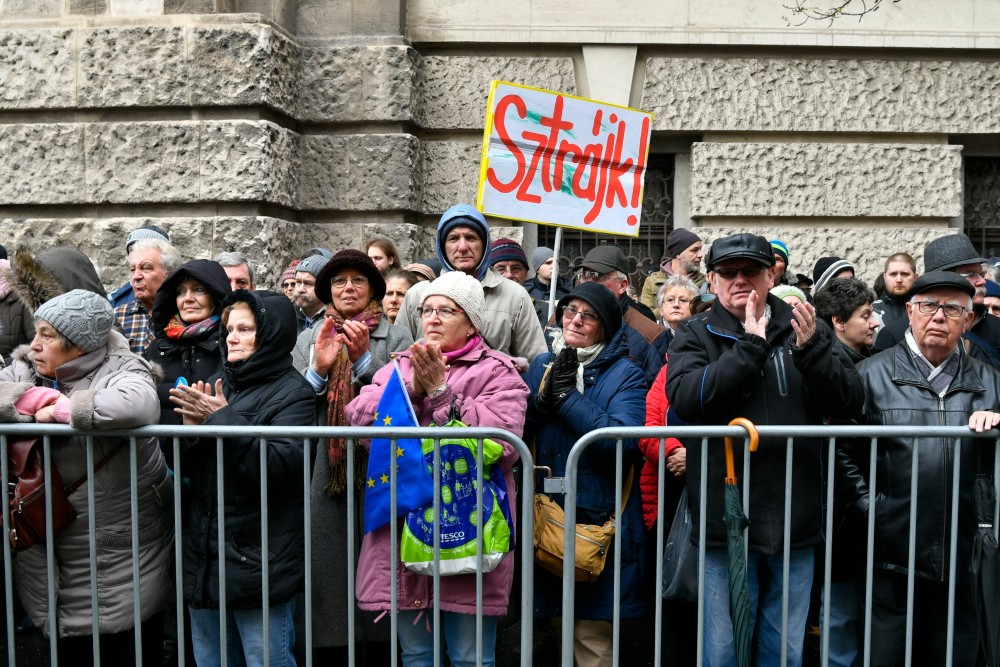 Hungarian Public Services Workers' Union Announces Strike