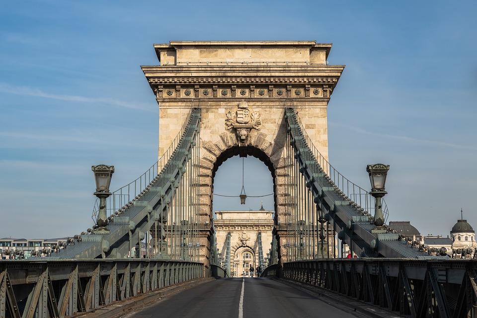 Gov't Cuts Funding For Budapest Chain Bridge