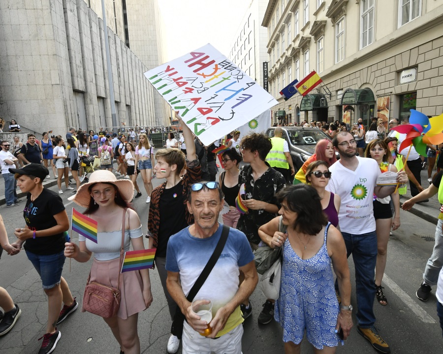 Video: Pride March Held In Budapest - Crowd Marked International Kissing Day