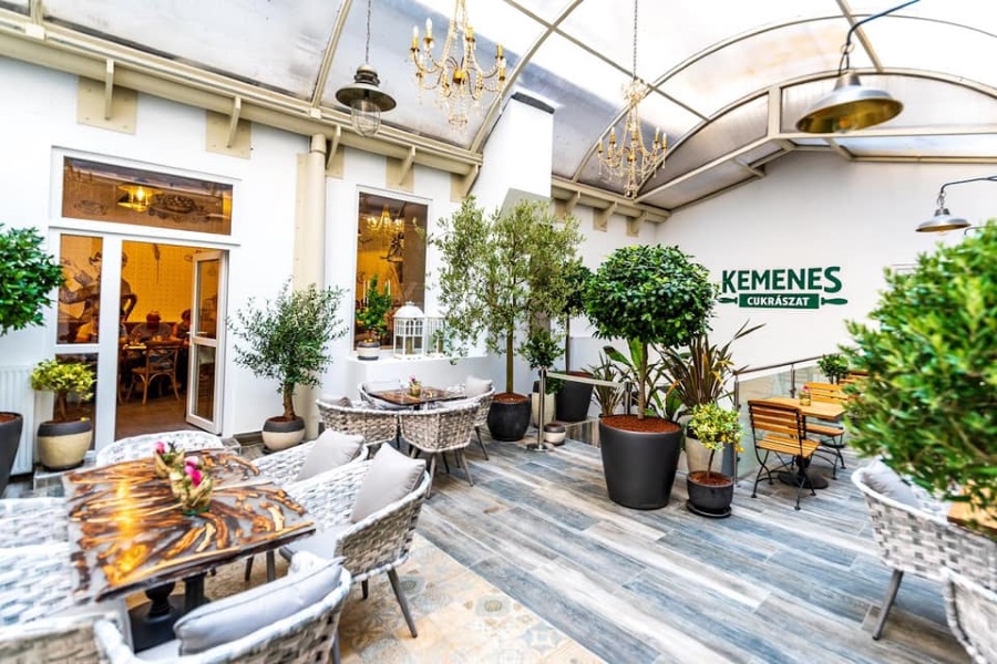 Kemenes Confectionery Opens On Site Of Old Klapka Jewellerʼs In Budapest