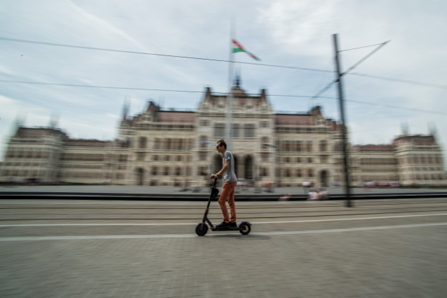 Scooters Banned From Budapest’s Kossuth Tér