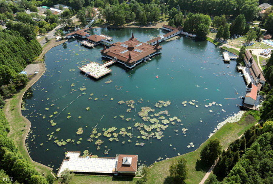 Lake in Héviz Attracts 1 Million Visitors a Year - Key Bath House to be Resurrected?