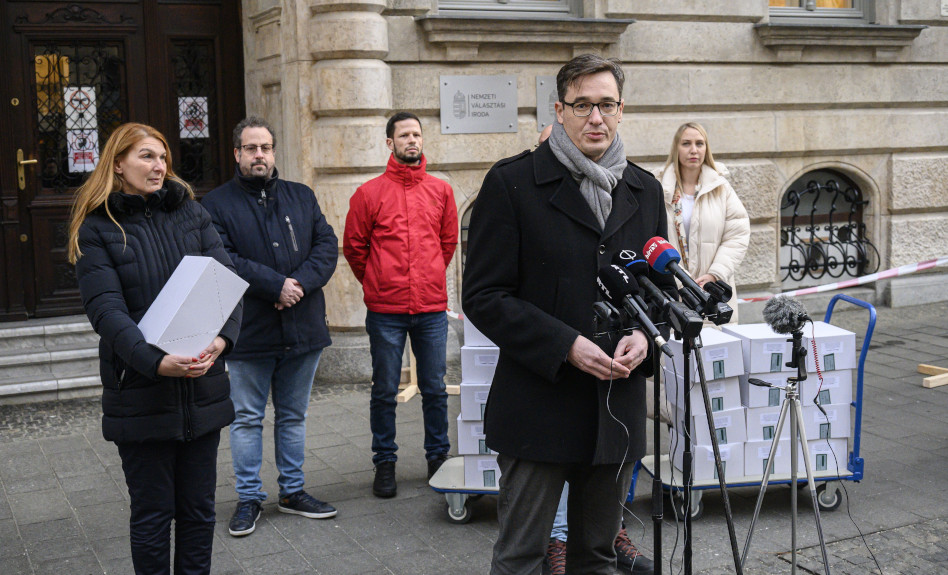 Opposition Parties Promote Referendum as 'Step to Gov't Change' in Hungary