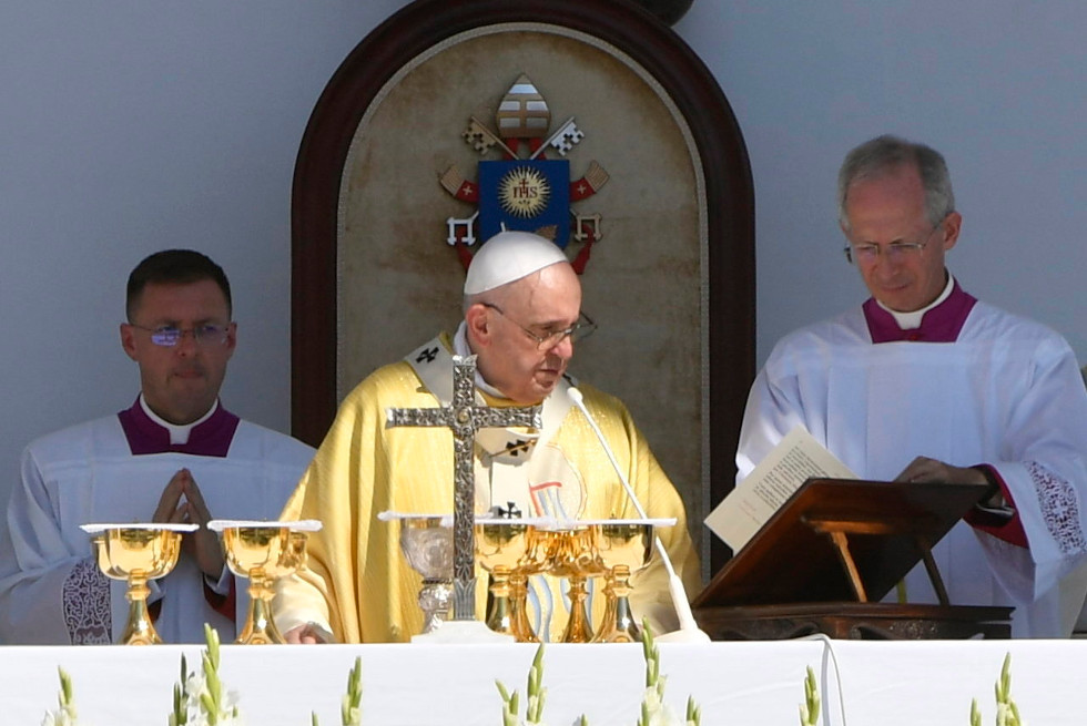 Pope Francis Closes Eucharistic Congress, Praises Hungarian Saints