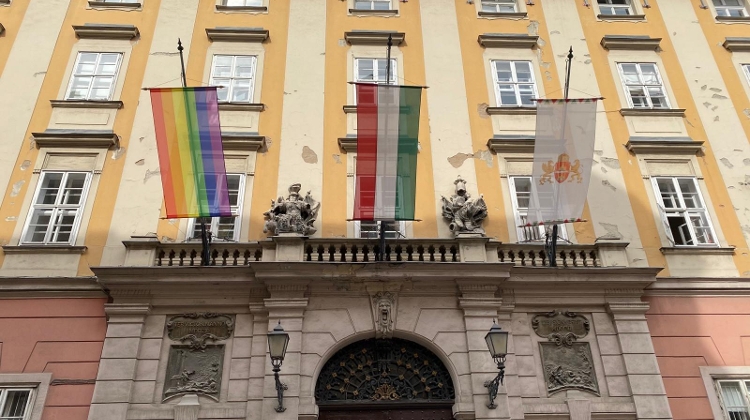 Hungarian Opinion: City Hall Gate Controversy Continues