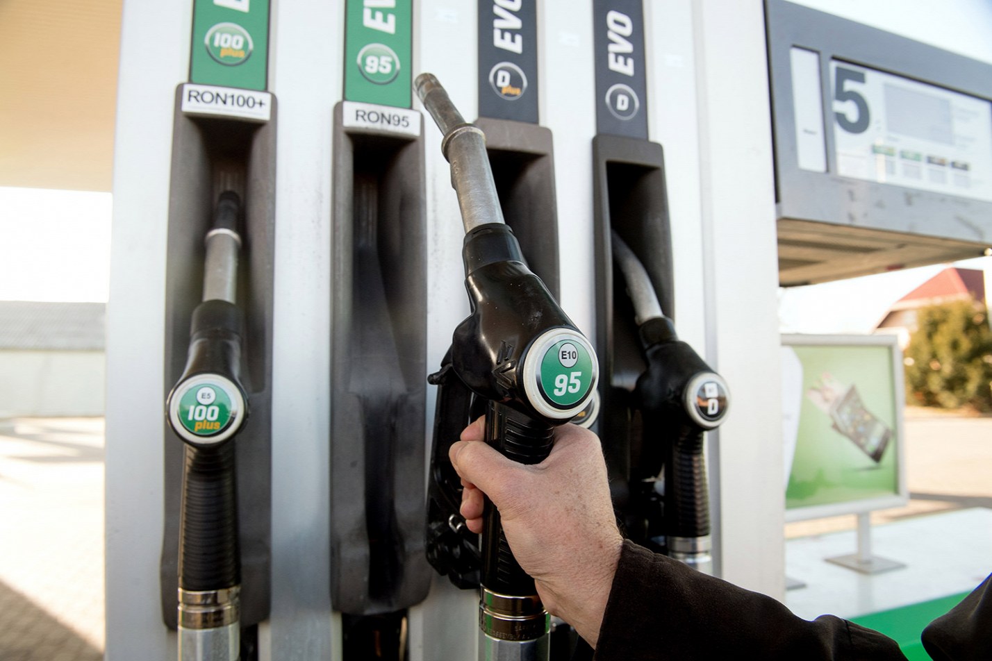 Hungarian Cabinet Caps Petrol Prices