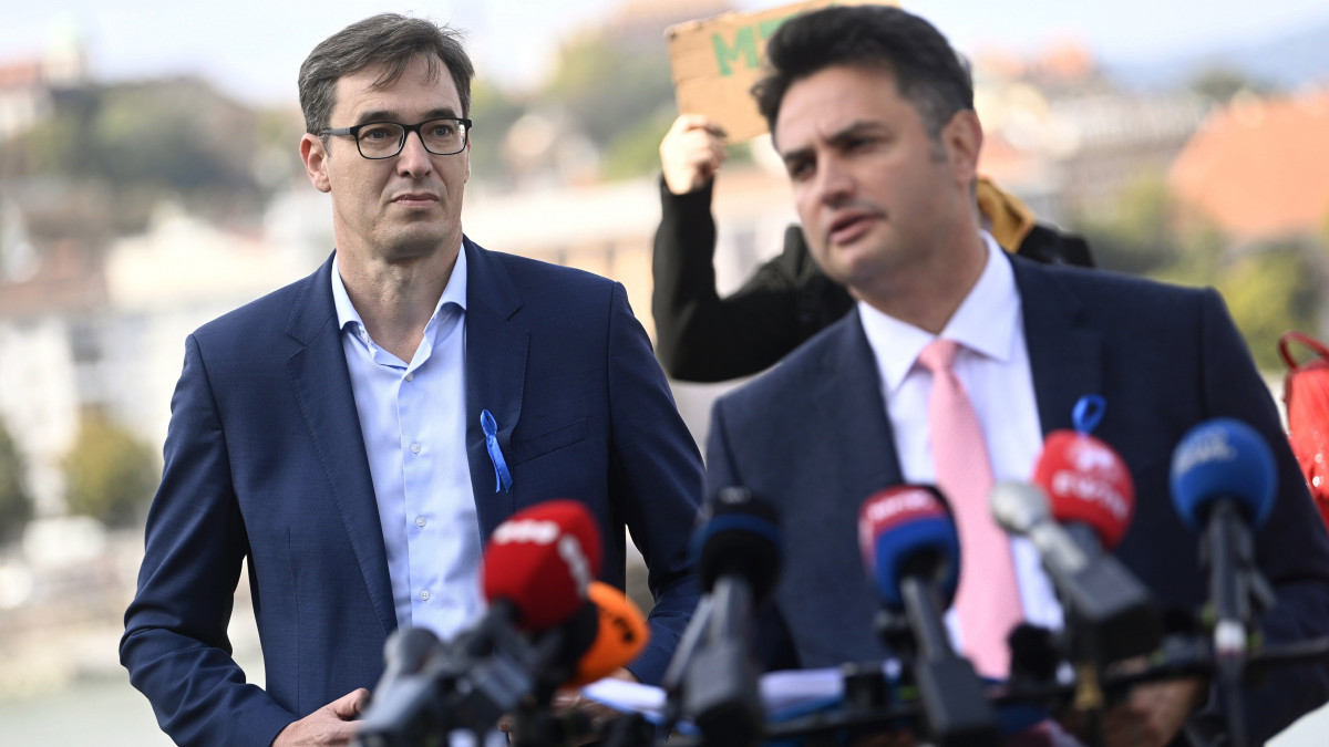 Hungarian Opposition Collects 170,000 Signatures for Referendum on Fudan, Jobseeker's Allowance