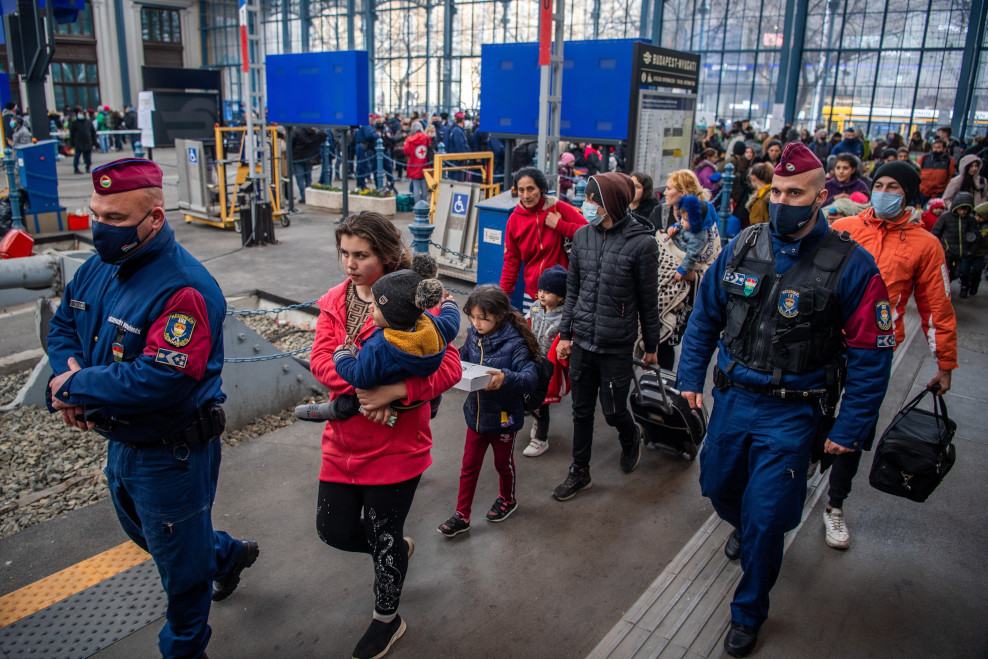 Watch: Budapest Police Monitoring & Helping Ukrainian Refugees at Nyugati & Keleti Railway Stations