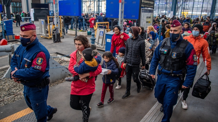Watch: Budapest Police Monitoring & Helping Ukrainian Refugees at Nyugati & Keleti Railway Stations