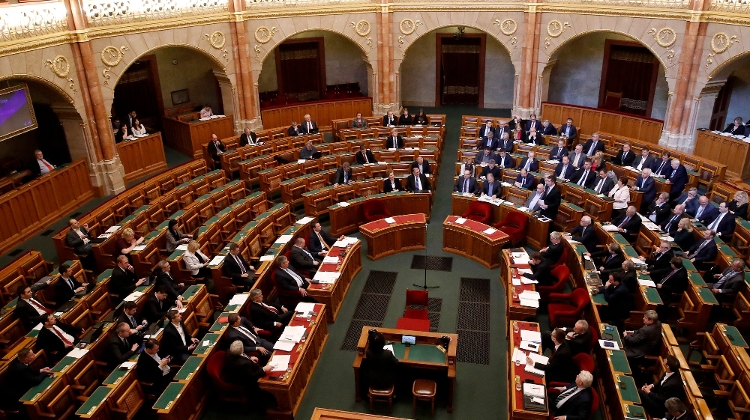 Hungarian Opinion: Partial Opposition Walkout from Inaugural Session
