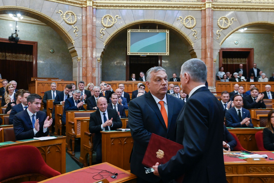 Hungary's Lawmakers Take Oaths in Parliament