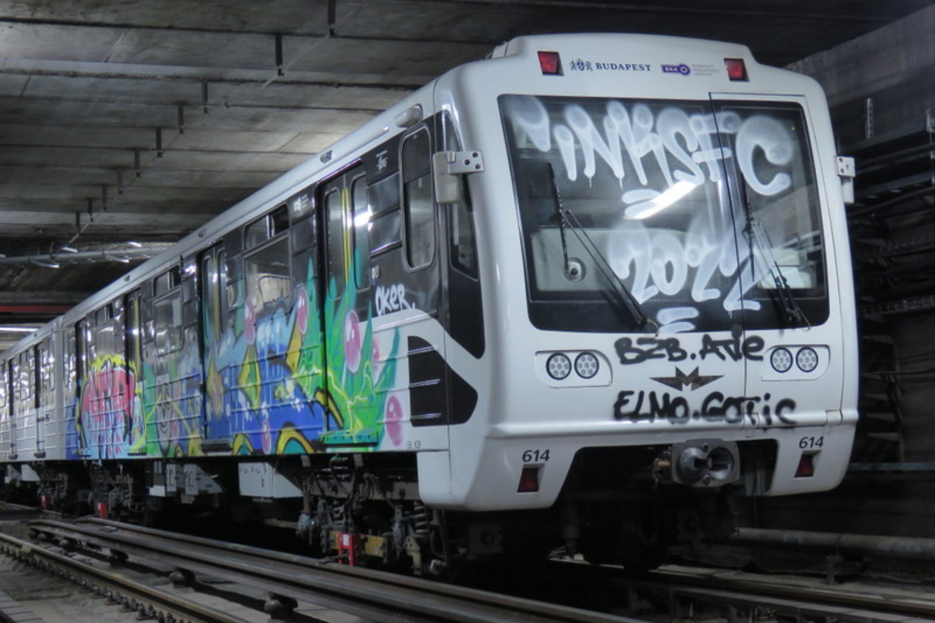 Foreign Vandals Arrested in Budapest for Creating HUF 1+ Million Damage to Metro Carriages