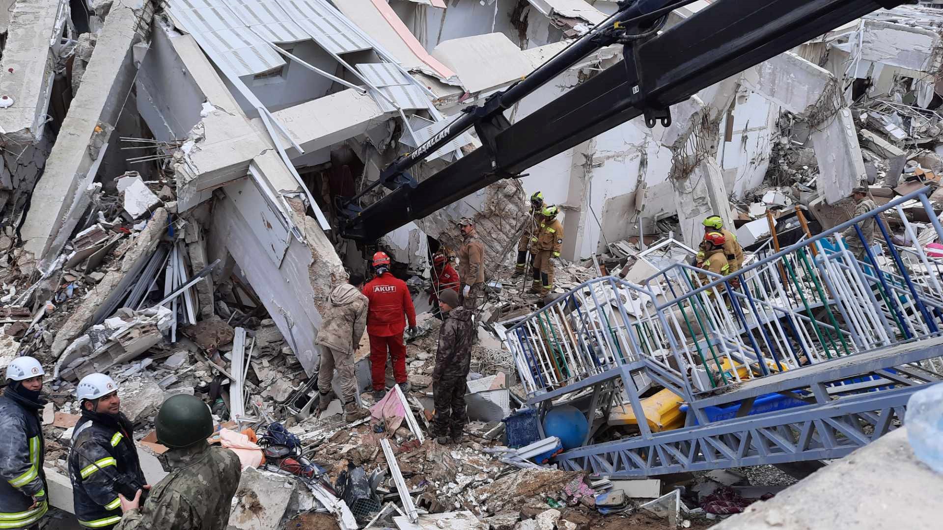 Update: Survivers Pulled from Quake Rubble by Hungarians in Turkey