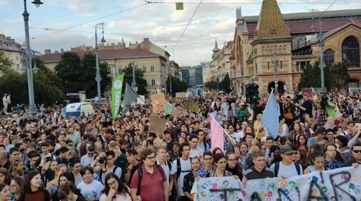 Watch: Students Protest in Budapest Against Law On Teachers' Status