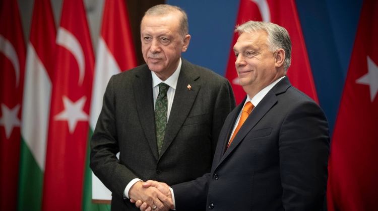 Watch: Hungarian & Turkish Leaders Exchange Extravagant Gifts in Budapest