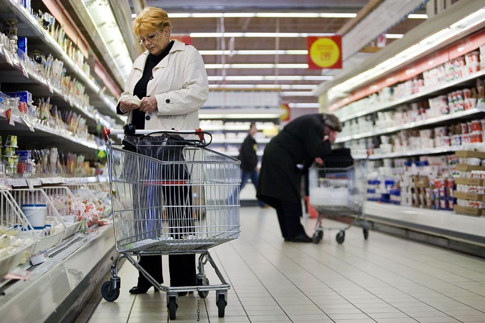 Supermarkets in Hungary Now in Race to Cut Prices