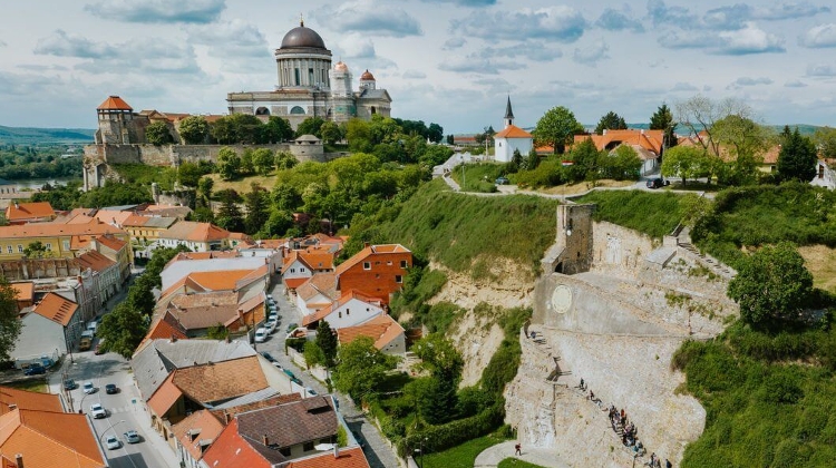 International Project Aims to Display Botticelli Murals in Esztergom Castle & More