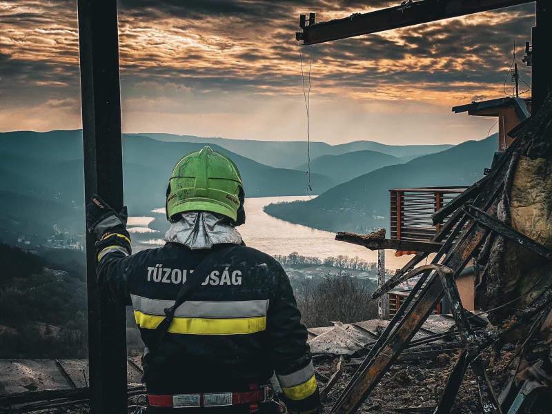 Watch: 230 Evacuated as Fire Destroys Upper Floors of Visegrád Hotel Overlooking Danube Bend
