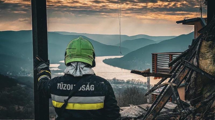 Watch: 230 Evacuated as Fire Destroys Upper Floors of Visegrád Hotel Overlooking Danube Bend