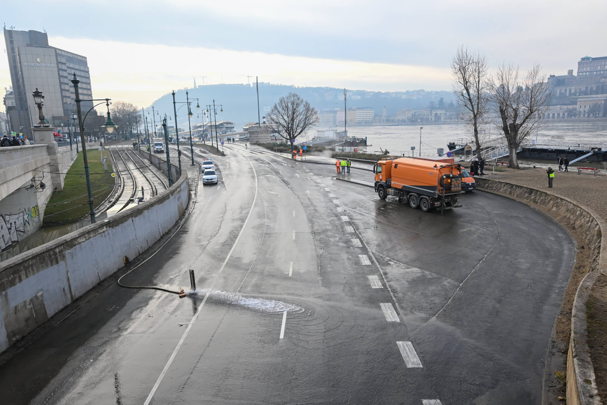 Lower Danube Embankment Road Reopened for Traffic on Sunday After Flood in Budapest