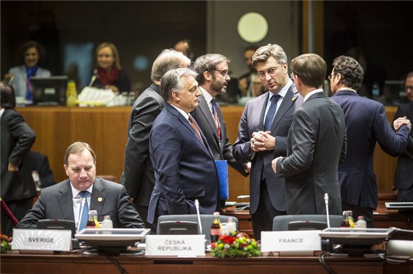 Hungarian PM’s Plans Of Refugee Camps Outside EU Gaining Support