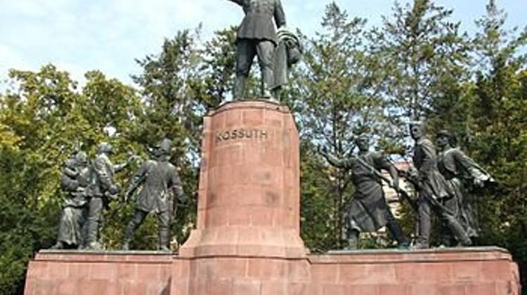 Hungary's Siófok Open To Kossuth Tér Statues