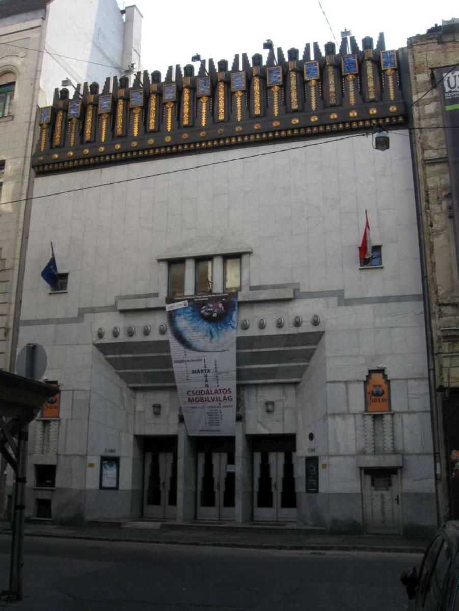 Új Színház In Budapest Loses Popularity