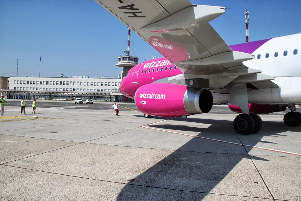 Incredible: Airbus Pulled With Teeth At Budapest Airport