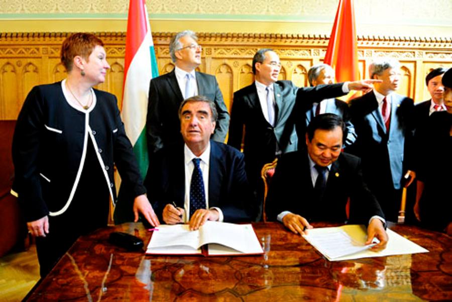 Scholarship Agreement Signed Between Hungary & Vietnam