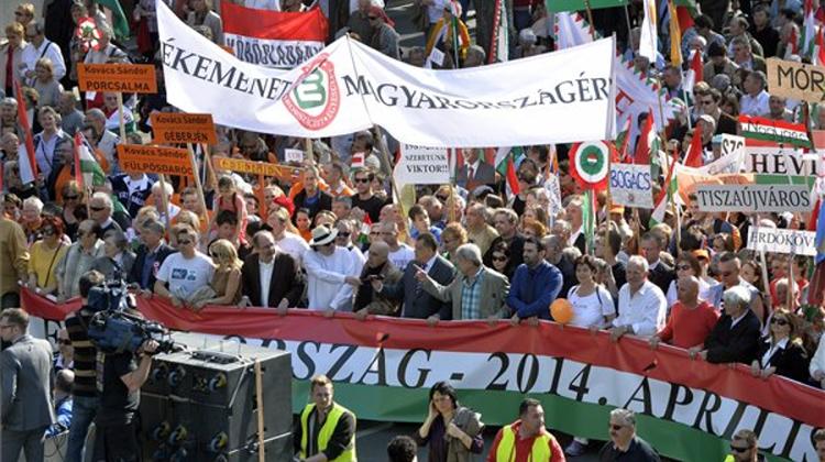 Video Article: Pro-Government “Peace March” Held In Budapest