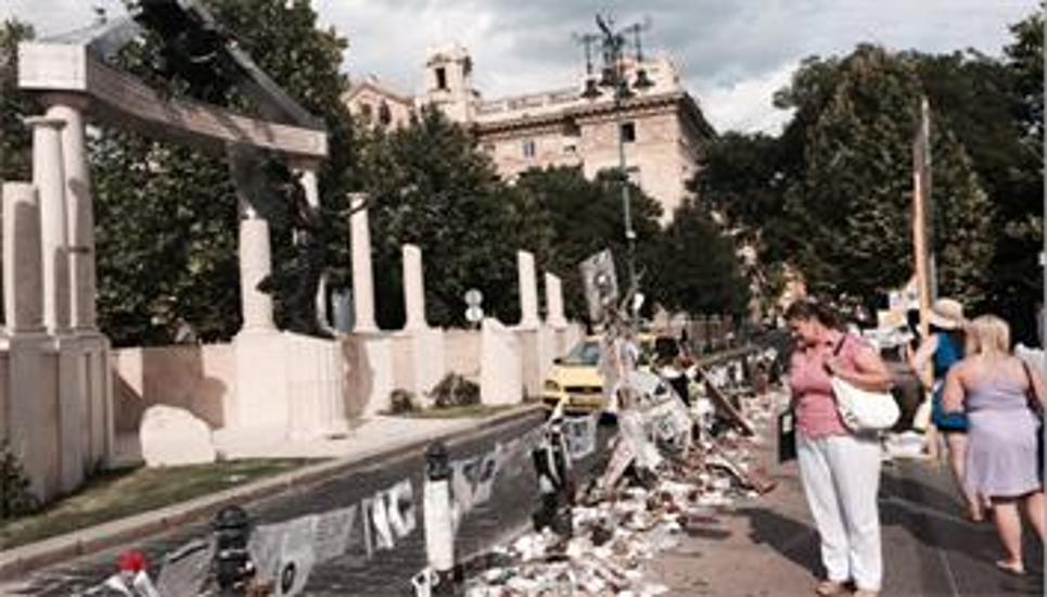 'Living Memorial' Arises In Shadow Of Dead One In Budapest