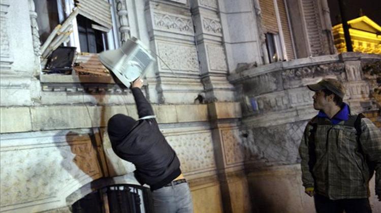 Demonstrators Attack Fidesz HQ In Budapest