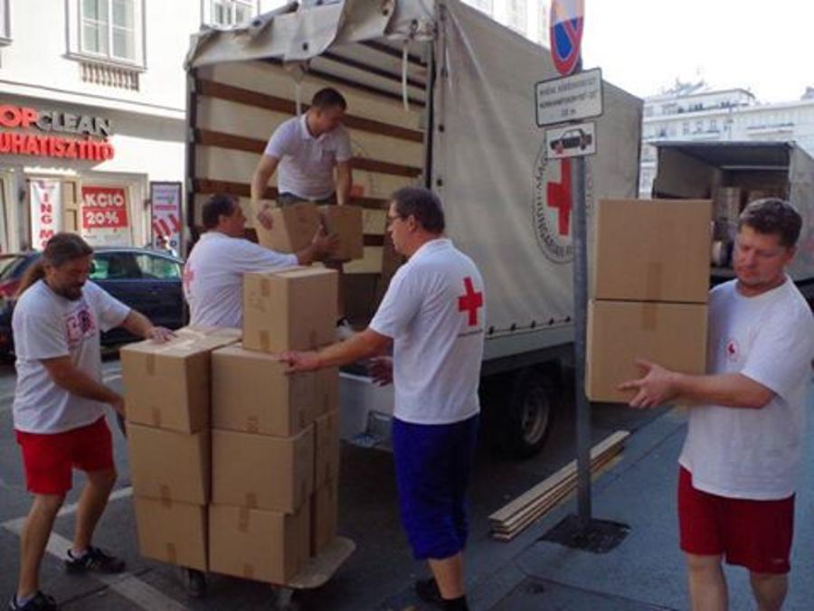 Red Cross Thanks Migrant Helpers At Hungarian Border