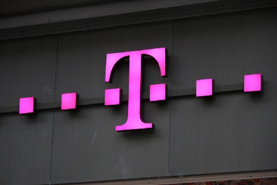 Xpat Opinion: Government Cancels Its Telekom Contracts