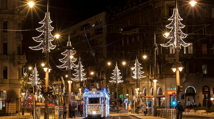 Video: Christmas Mood On Budapest Trams