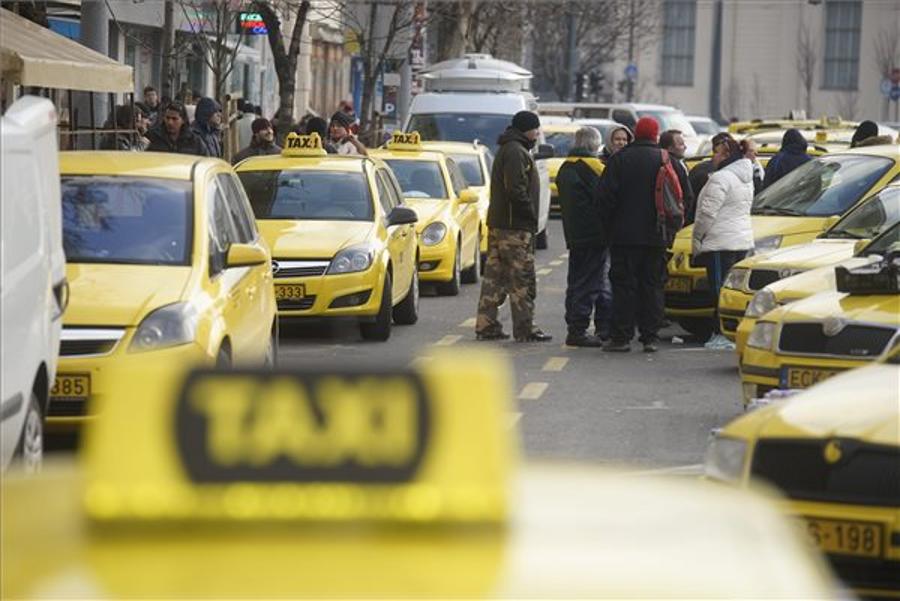 Budapest Taxi Drivers Continue Anti-Uber Demo