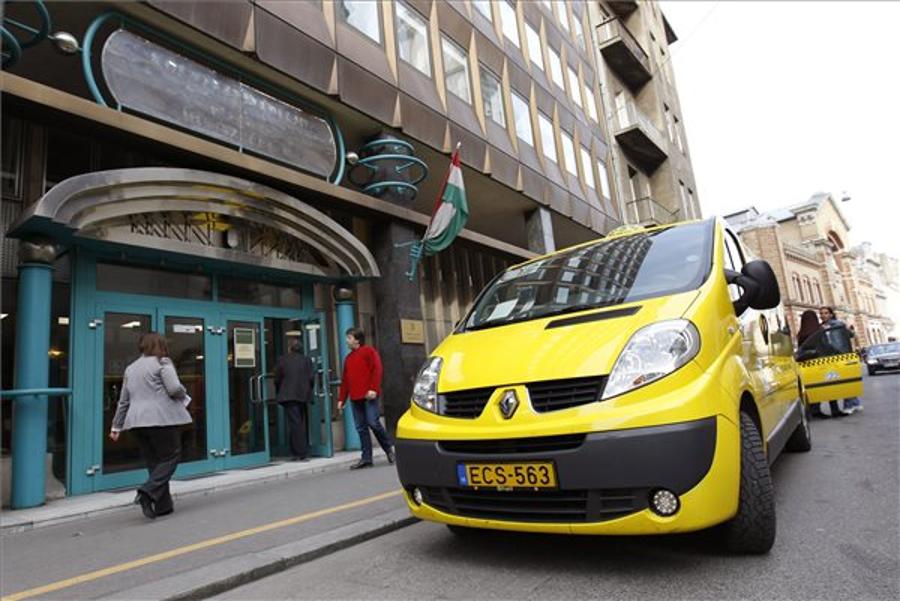 Budapest Taxi Drivers Relaunch Protest Against Uber