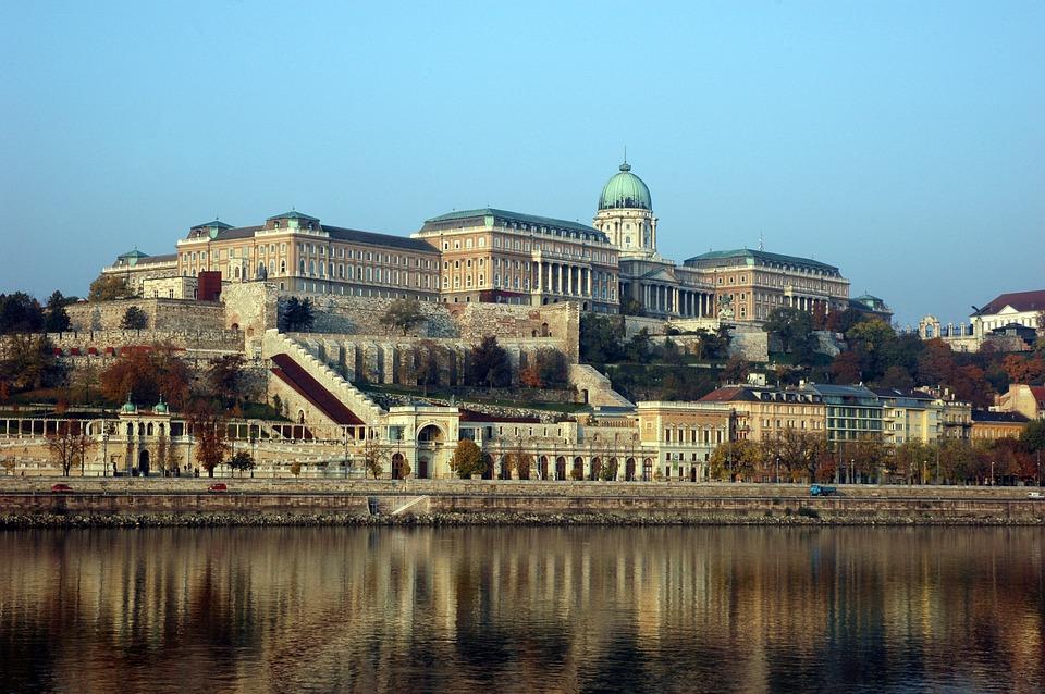 Tourist Buses May Be Banned From Buda Castle