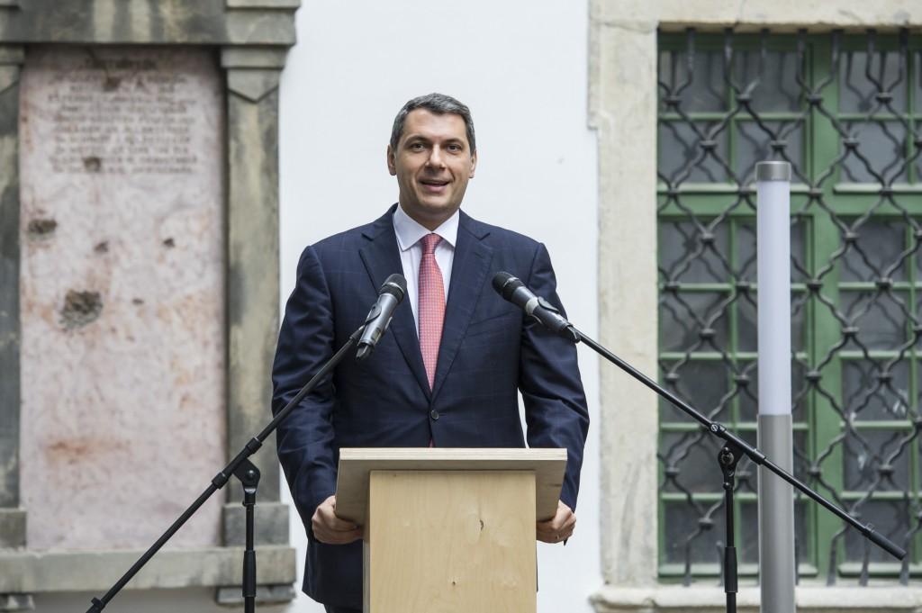 Lázár Warns Hungarians In France About Security Risks
