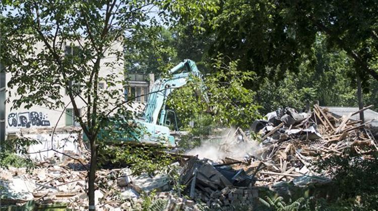 Dismantling Of Park Buildings Starts In Budapest