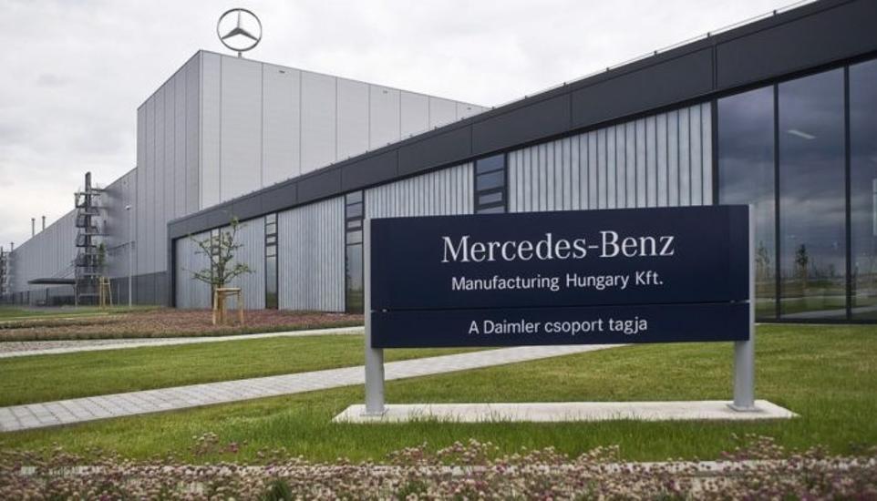 Night Shift Workers Hold Two-Hour Strike At Mercedes-Benz Plant In Kecskemét