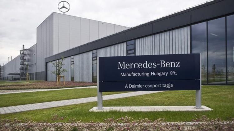 Night Shift Workers Hold Two-Hour Strike At Mercedes-Benz Plant In Kecskemét