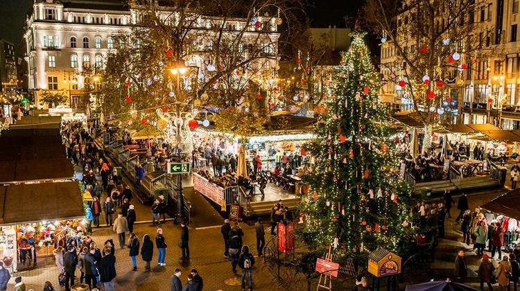 Video: Christmas Fair, Vörösmarty Square